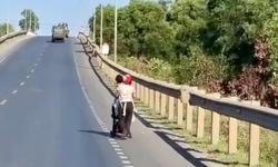 Ngành Y tế Quảng Trị lên tiếng vụ người phụ nữ cùng 2 cháu bé đi bộ giữa nắng nóng gay gắt