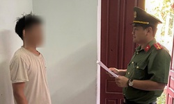 Dùng dao chém ngón tay bạn, nam thanh niên bị khởi tố tội sử dụng vũ khí quân dụng