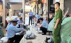 Bày bán công khai lượng lớn sản phẩm giả mạo nhãn hiệu nổi tiếng được bảo hộ