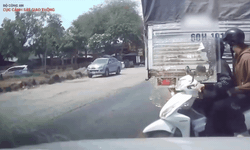 Nhiều người đi xe máy vẫn làm điều này mỗi ngày mà không biết đang tự đẩy mình vào nguy hiểm