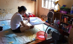 Phòng trọ mái tôn thành 'lò nung', sinh viên tìm đủ cách tránh nóng