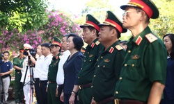 Phó Thủ tướng Phạm Thị Thanh Trà dâng hương tưởng niệm các anh hùng liệt sĩ tại Công viên Lê Thị Riêng