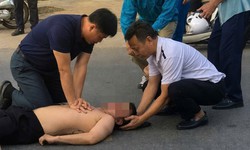 Trên đường đi làm về gặp người bất tỉnh bên đường, các y bác sĩ lao vào cấp cứu 
