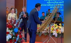 Thủ tướng Thái Lan gây bất ngờ khi chơi đàn T’rưng của Việt Nam