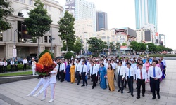 Lãnh đạo TPHCM dâng hoa tưởng nhớ Chủ tịch Hồ Chí Minh