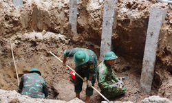 Sử dụng thiết bị hiện đại tìm kiếm hài cốt liệt sĩ trong khuôn viên bệnh viện