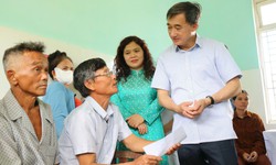 Thứ trưởng Bộ Y tế Trần Văn Thuấn dự chương trình khám sức khỏe miễn phí toàn dân tại Huế