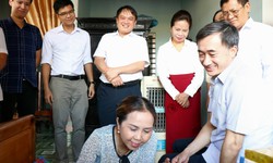 Thứ trưởng Bộ Y tế Trần Văn Thuấn thăm Mẹ Việt Nam Anh hùng, trao tặng quà bệnh nhân ung thư ở Huế