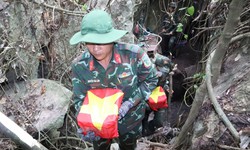 Hình ảnh hang Đá Sập nơi những người lính nằm lại hơn nửa thế kỷ trước khi được tìm thấy