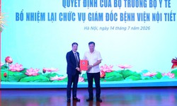 Thứ trưởng Bộ Y tế Đỗ Xuân Tuyên trao quyết định bổ nhiệm lại Giám đốc Bệnh viện Nội tiết Trung ương