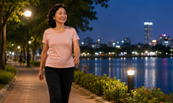 Sau tuổi 50, nên đi bộ trước hay sau bữa ăn để giảm mỡ bụng?