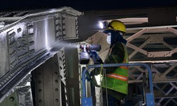 Cận cảnh công nhân xuyên đêm 'khoác áo mới' cho cầu Trường Tiền