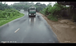 Video vụ xe đầu kéo lấn làn gây tai nạn ở Thái Nguyên khiến 11 người bị thương