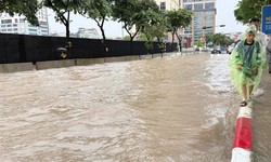 Miền Bắc mưa dông liên tiếp, miền Trung bước vào đợt nắng nóng dài ngày