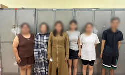 Giấu tiền vào người, ném bộ bài xuống gầm giường nhưng vẫn không thoát