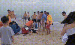 Bác sĩ kể giây phút cùng đồng nghiệp căng mình cứu người nguy kịch trên bãi biển