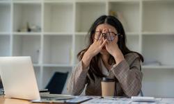 Khi đôi mắt dân công sở bị 'bào mòn' bởi ánh sáng xanh và máy lạnh