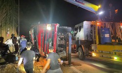 Giải cứu thành công 2 người mắc kẹt trong cabin xe tải bị lật giữa đêm