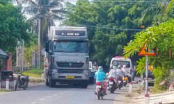 Tỉnh lộ 9 chật hẹp, người dân Khánh Hòa mong sớm được đầu tư mở rộng