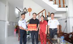 Lữ đoàn 955 quyên góp, trao quà sẻ chia đến các quân nhân đang điều trị bệnh
