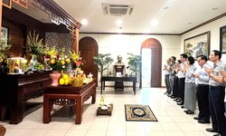 Thứ trưởng Bộ Y tế Nguyễn Thị Liên Hương dâng hương tri ân anh hùng, liệt sĩ GS.BS Đặng Văn Ngữ