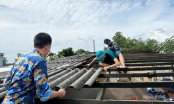 Lữ đoàn 175 giúp người dân Cà Mau dựng lại mái nhà sau giông lốc
