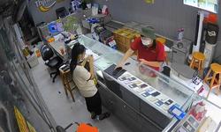Cướp hai iPhone rồi bỏ trốn, 9X được gia đình đưa đến công an đầu thú