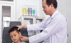 Que tre đâm xuyên vành tai bé trai 6 tuổi