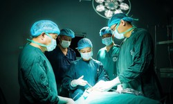 Chuyến xe trong mưa lúc 5h sáng của bác sĩ Bạch Mai và cuộc chạy đua giữ lại gương mặt nguyên vẹn cho người bệnh