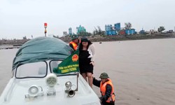 Bão số 1: Sản phụ vỡ ối được bộ đội biên phòng chở xuồng từ đảo vào đất liền cấp cứu