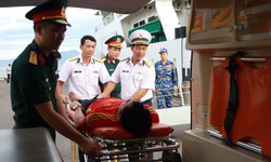 Tàu 571 đưa ngư dân mắc hội chứng tiền đình về bờ an toàn từ Đặc khu Trường Sa
