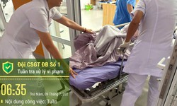 Bác sĩ đỡ đẻ cho sản phụ ngay trên xe ô tô đặc chủng CSGT