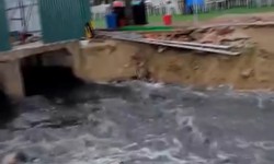 Bãi biển Sầm Sơn xuất hiện dòng nước đen vẩn đục