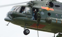 Mãn nhãn bài huấn luyện thả dây từ trực thăng tiếp đất của chiến sĩ đặc công