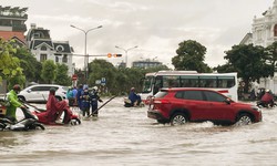Mưa lớn làm ngập sâu nhiều tuyến phố Hải Phòng, người dân khó khăn di chuyển