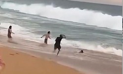 Khoảnh khắc 2 người đàn ông lao như ‘bay’ cứu người bị sóng cuốn