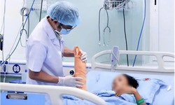 Máy dập ngói cuốn đứt gần lìa cẳng tay người phụ nữ