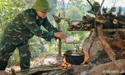 Giữa rừng sâu, người bác sĩ vừa chữa bệnh vừa lo từng bữa cơm cho đội tìm kiếm hài cốt liệt sĩ