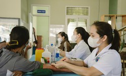 Bác sĩ khám tình nguyện cho dân đảo