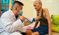Bác sĩ tuyến cuối xuống cơ sở khám sức khỏe cho người dân TPHCM