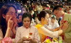 Hàng trăm người nghẹn ngào trong nghi thức 'Bông hồng cài áo' tại Đại lễ Vu lan