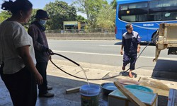 Thiếu nước sạch, người dân ở Huế mang xô chờ 'tiếp tế' giữa trưa nắng