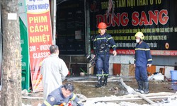 Cháy dữ dội dãy lán tạm, xưởng ô tô trên đường Lê Quang Đạo, Hà Nội