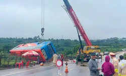 Thủ tướng chỉ đạo điều tra vụ lật xe khách khiến 2 người chết  ở Gia Lai
