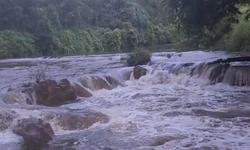 Nước sông Ngang chuyển màu nâu xám kèm mùi hôi bất thường