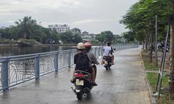 Mặc biển cấm, xe máy vẫn chạy vào đường đi bộ vừa hoàn thành ở Huế