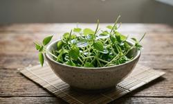 5 nhóm người cần thận trọng khi ăn rau càng cua