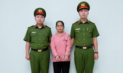 Bắt khẩn cấp bảo mẫu dùng dây thun bắn vào chân 2 trẻ