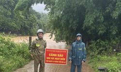 Xã vùng biên phát cảnh báo nguy hiểm tới người dân vì mưa lớn