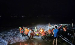 Sóng lớn làm chìm, cuốn trôi thuyền đánh cá của ngư dân